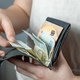 Zakaj se nam zdi, da ljudje tako hlepijo živeti s 500 evri socialne podpore