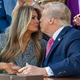 Trump se je nagnil k poljubu, Melania pa obrnila glavo