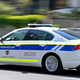 Bežal pred policijo, nato se z avtom večkrat prevrnil s ceste