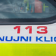 V ovinku zapeljal s ceste, trčil v drevo in umrl