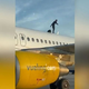 Incident v Valencii: moški z nahrbtnikom splezal na trup letala