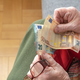 Lažni zdravnik starko prepričal, da mu je izročila 70.000 evrov