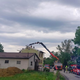 Pri Sveti Ani neurje odkrilo okoli 30 hiš, del občine še brez elektrike