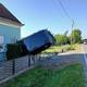 Avtomobil 'pristal' ob hiši