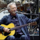 Eric Clapton predčasno zaključil koncert: Zadel ga je predmet iz občinstva
