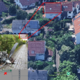 Strmoglavilo letalo, razbitine padale na hiše, garaže in vrtove