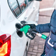 Ifo: Povprečen zaposleni v Nemčiji aprila za liter goriva delal približno pet minut