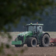 Moški zagnal traktor, zagrabljalnik zadel žensko in jo huje poškodoval