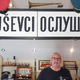 Drdranje vlaka mimo napisa v cirilici