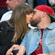 Več tisoč evrov za stol, na katerem je sedela Taylor Swift