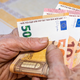 Podjetja opozarjajo na breme obvezne božičnice, sindikati branijo delavce