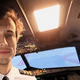 Pilot med letom skočil z letala, 22-letna študentka ostala sama