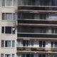 Dim je zajel njegov balkon, rešil se je skozi sosedovo okno