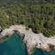 Turista s pečine skočila v morje, oba huje poškodovana