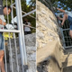 Z brusilnikom nad zaklenjeno plažo: Bogataši uživajo, ljudje pa med skalami