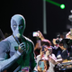 Ryan Reynolds razkril svojo potegavščino: oboževalci niso vedeli, s kom so se fotografirali