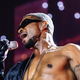 Usher prekinil nastop in oboževalko poslal z odra