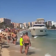 Na priljubljeni plaži na Majorki nasedla luksuzna jahta