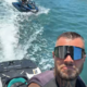 Z vodnim skuterjem zapeljal pod katamaran in objavil posnetek