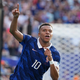 Mbappe spisal zgodovino in pomiril navijače: Gleženj bo za polfinale nared