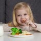 So smernice za prehrano v vrtcih in šolah diskriminatorne do etičnih veganov?