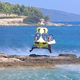 Mojstrsko reševanje: helikopter lebdel nad skalami, ven skočili reševalci