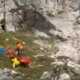 Med čakanjem na helikopter planinka na nosilih in zdravnik zdrsnila v prepad
