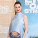 Anne Hathaway se je pošalila na račun govoric, da ima lažni nosečniški trebušček