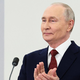 Prestrašeni, da jim bo Putin zasegel milijarde, se Rusi zgrinjajo na banke