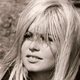 Na dražbo brezrokavni plašč Brigitte Bardot