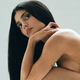 Kylie Jenner za promocijo čevljev odvrgla oblačila