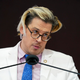 Znan desničarski provokator, ki je podpiral deportacije, zdaj čaka na svojo