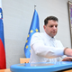 Stisk pesti in tapkanje v DZ: v kakšni fizični formi so politiki?