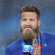 Nekdanji NFL-zvezdnik ponorel, slekel majico in skočil na mizo