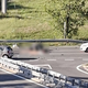 Motorist po trčenju odletel v vozilo za voznico, oba huje poškodovana