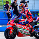 Grozljiv trenutek v motoGP: kos motocikla zadel Marinija v prsi