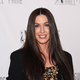 Alanis Morissette izdali najbližji: ukradeni milijoni, izsiljevanje in lažne obtožbe