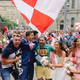 Mladoporočenca, ki sta s hrvaškimi navijači postala viralna, prihajata na Hrvaško