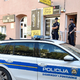 V stanovanju našli truplo 28-letnika in hudo poškodovano 22-letnico