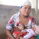 Mama v Nepalu po carskem rezu bežala pred poplavami s svojim 13 dni starim novorojenčkom