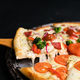 Slastna pizza iz brokolijevega testa, ki se bo kar topila v vaših ustih (RECEPT)