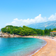 Črnogorska plaža, na katero lahko vstopiš samo, če za ležalnik plačaš 200 evrov: 90 let je simbol prestiža - tam se od nekdaj kopajo najbogatejši