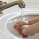 Si je treba umivati roke s hladno ali toplo vodo? "Le tako uničimo bakterije," pravijo strokovnjaki