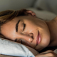 Spite na levem ali desnem boku? Strokovnjaki razkrivajo, katera možnost je primernejša za zdravje in dobro počutje