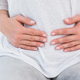 Gastroenterolog razkriva: 3 simptomi, da vaše črevesje ni zdravo (+ 3 načini, kako si lahko pomagate)