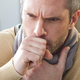 Kronični kašelj: v čem se razlikuje od običajnega kašlja in kako ga zdraviti?