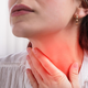 Vas muči bolečina v grlu, ki traja več tednov, drugih simptomov pa ni? Preverite možne vzroke