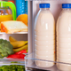 Mleka nikoli ne bi smeli hraniti na vratih hladilnika in to je razlog, zakaj