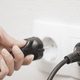 Električar zdaj razkril vso resnico o varčevanju z elektriko: račun bo nižji, če boste čez noč izklopili ta aparat (nihče ne bi pomislil nanj!)