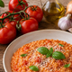 VIDEO recept: Priljubljena chefinja je z nami delila zanimiv ''paradižnikov'' recept (ki je lahko odlična priprava na naš in vaš izziv!)